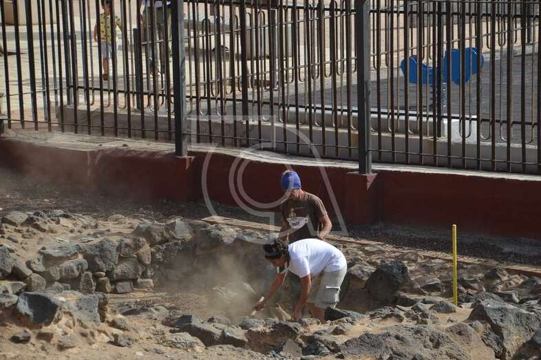 Los arqueólogos en los trabajos de limpieza previa del yacimiento, en una imagen captada este lunes (Foto TA)